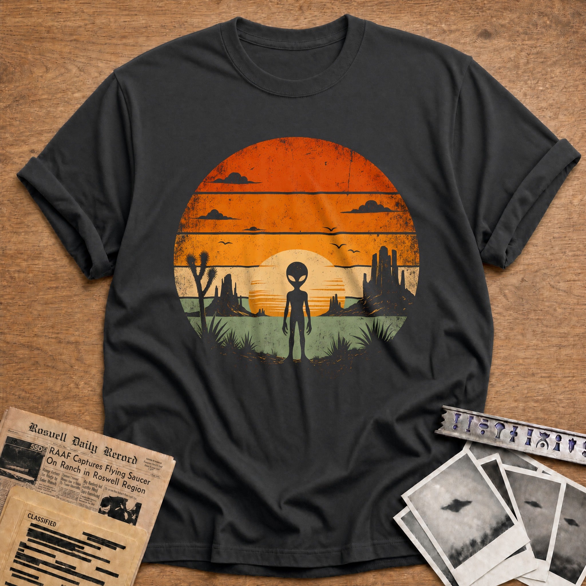 Retro Alien Sunset 30 T-Shirt - Charcoal