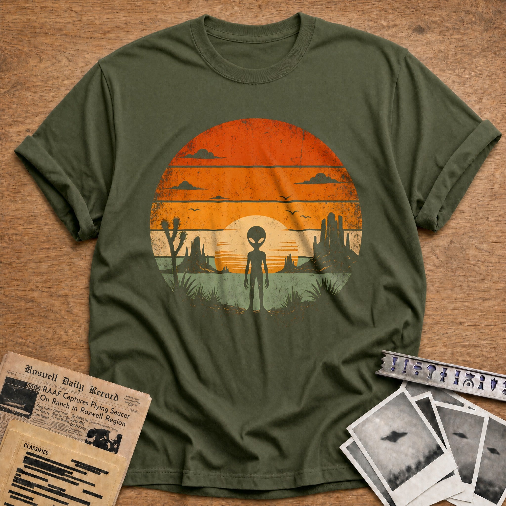 Retro Alien Sunset 30 T-Shirt - Military Green