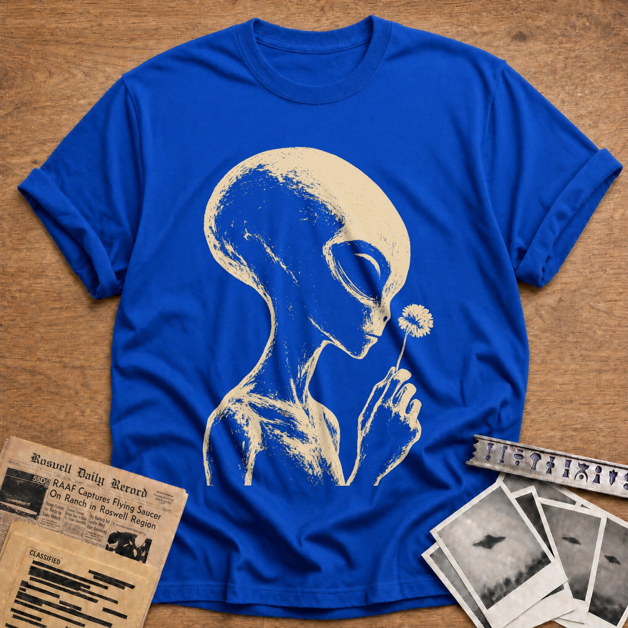 alien holding daisy extraterrestrial vintage - Royal